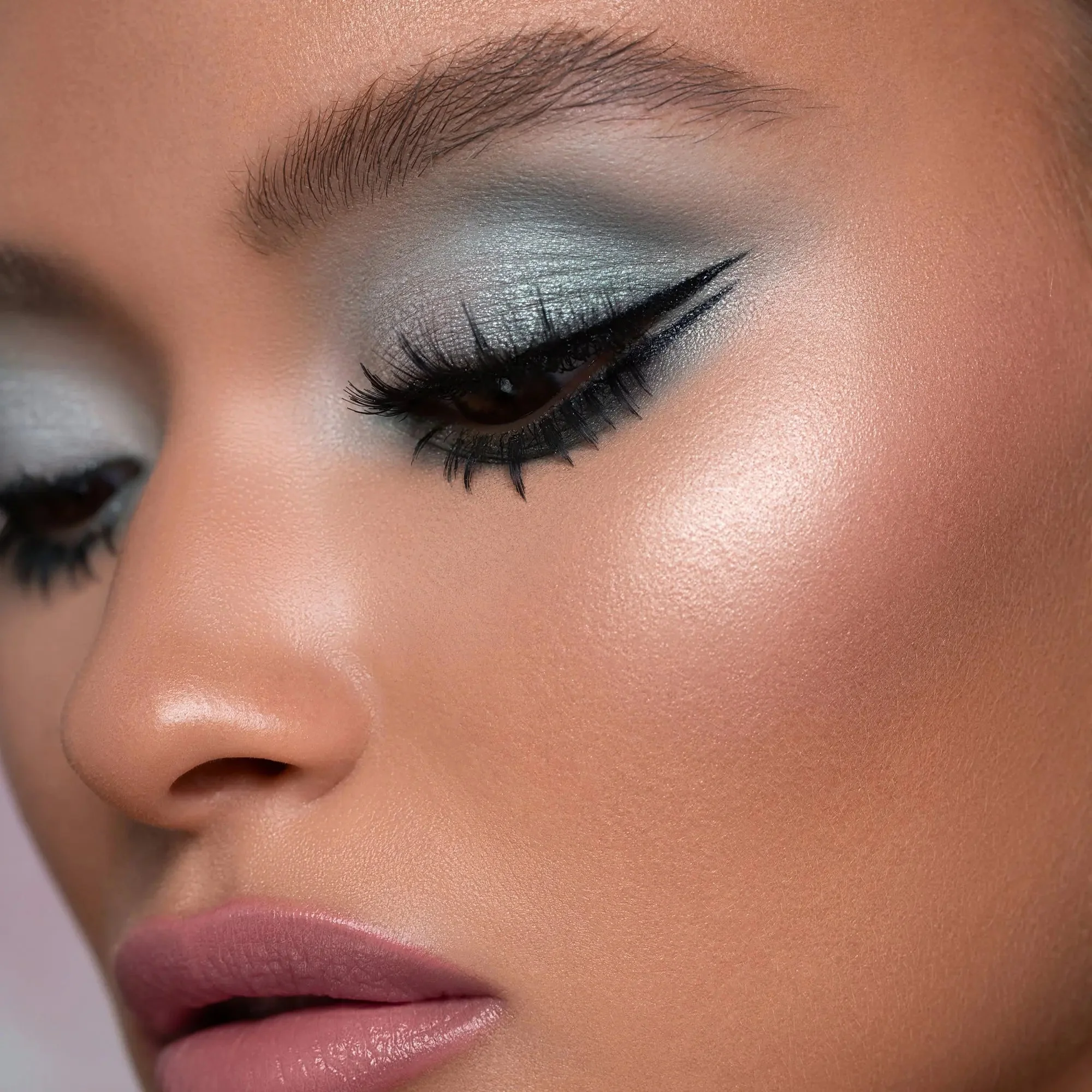 RETRO GLAM EYESHADOW PALETTE - Image 10