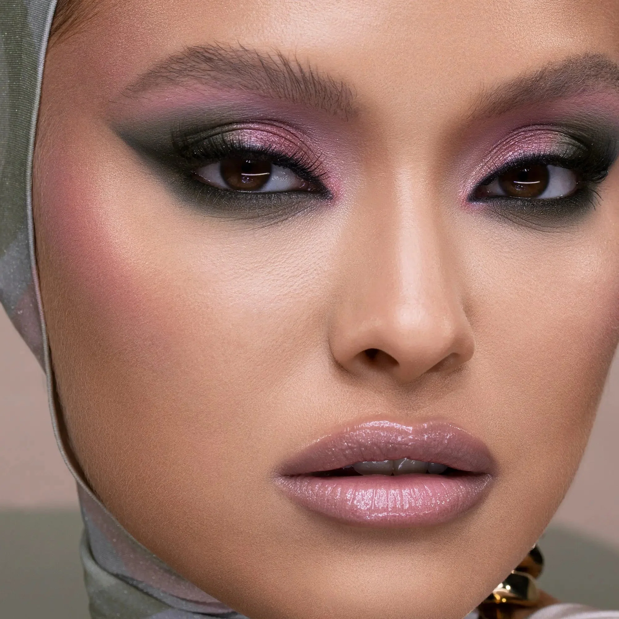 RETRO GLAM EYESHADOW PALETTE - Image 9